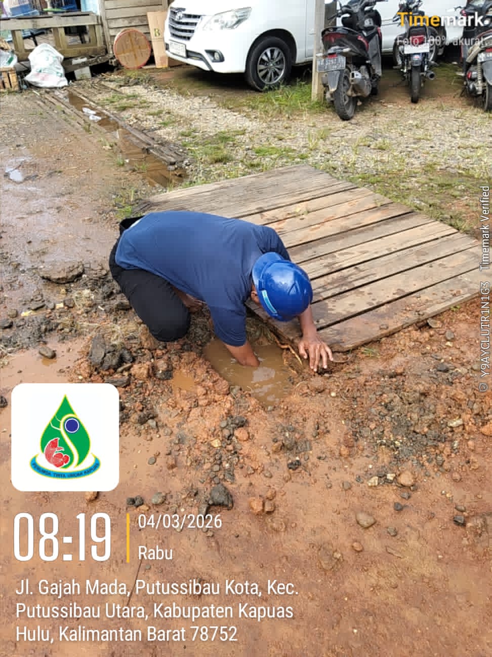 Perbaikan kebocoran pipa di jalan Gajah Mada, Putussibau Utara